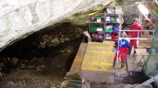Acceso a galerías (Sima de los Huesos y Estatuas) desde el Portalón