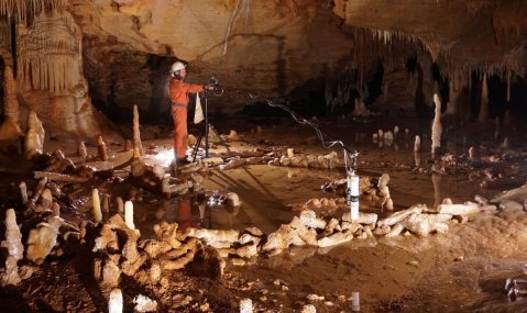 Neandertal structure at Bruniquel Cave