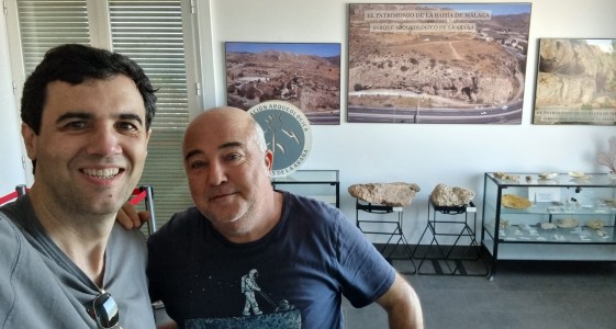 Alejandro Gallego y Roberto Sáez en el Centro de Interpretación de los Yacimientos Arqueológicos de La Araña