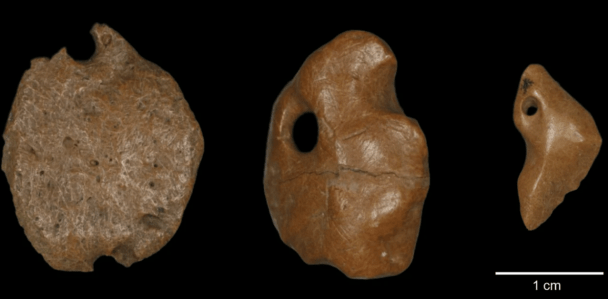 Tres fragmentos óseos tallados y agujereados hace 25 ka en Santa Elina, Brasil