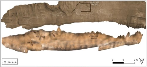 Panel de grabados en Cueva de Atxurra